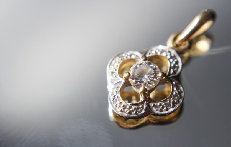 golden-diamond-pendant-shape-flower